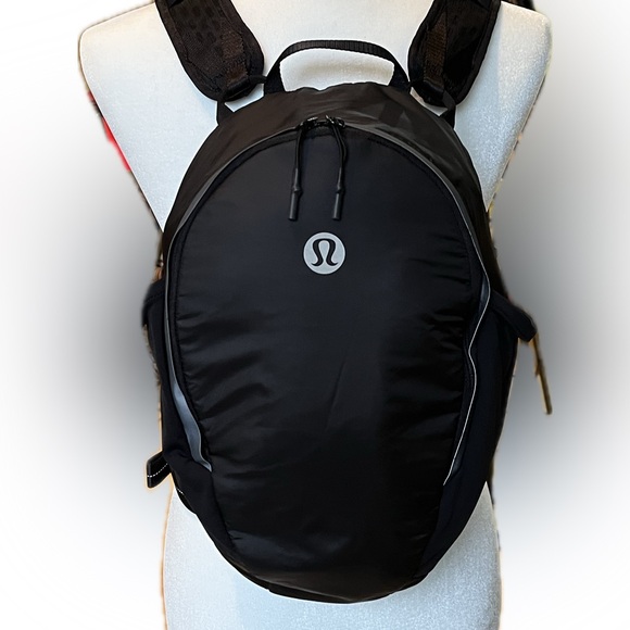 Lululemon small black backpack 🎒 nwot - Picture 3 of 11